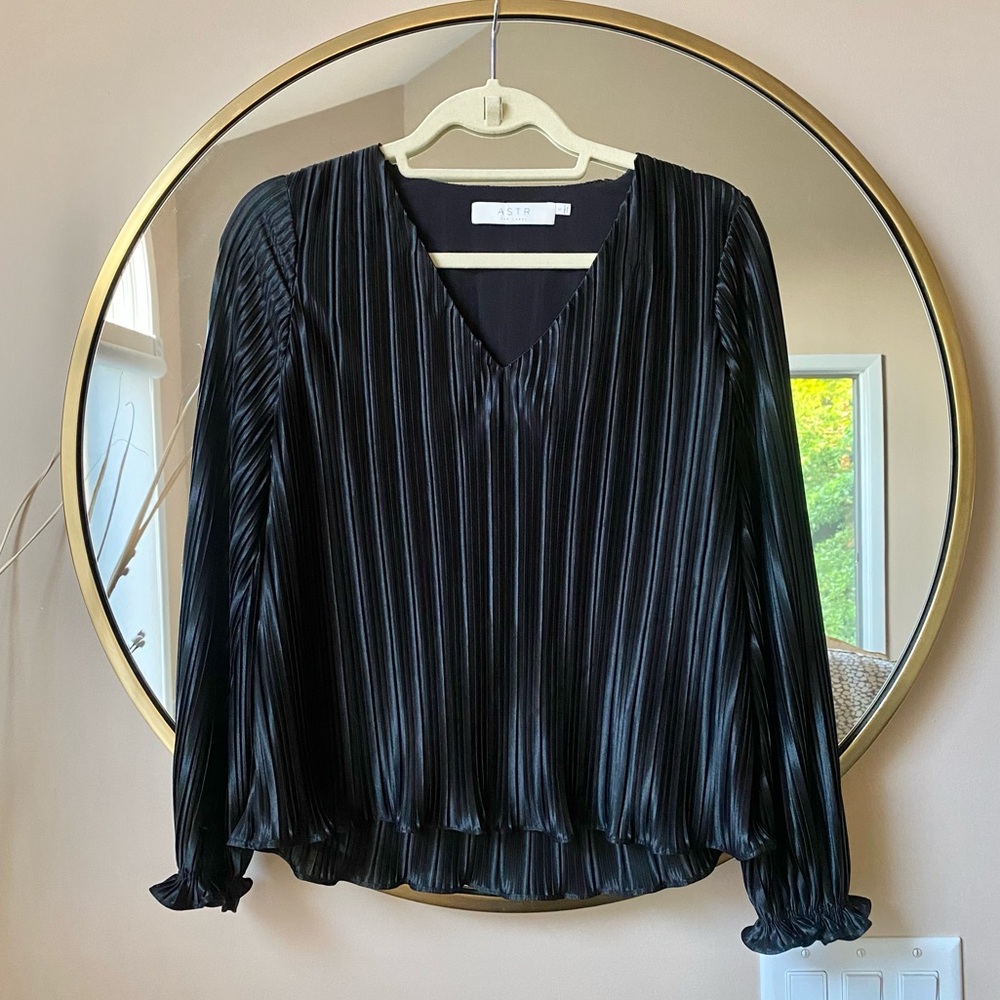 NWT ASTR the label Holly Pleated V-Neck Long Sleeve Blouse